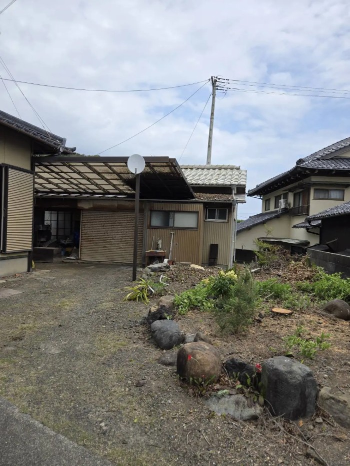 春日井市でテラス屋根を守るモチノキの特殊伐採｜狭い庭でもロープで安全に解決 - After